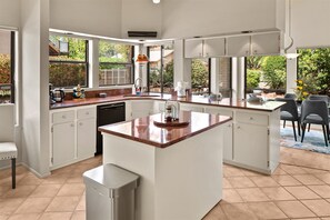 Køleskab, mikrobølgeovn, ovn, kogeplade