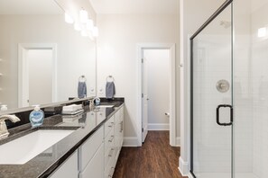 Bathtub - 5 MIN FROM DOWNTOWN ~ TWO YEARS OLD (Greenville)