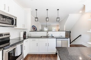 Mesas de jantar, cozinha com ilha