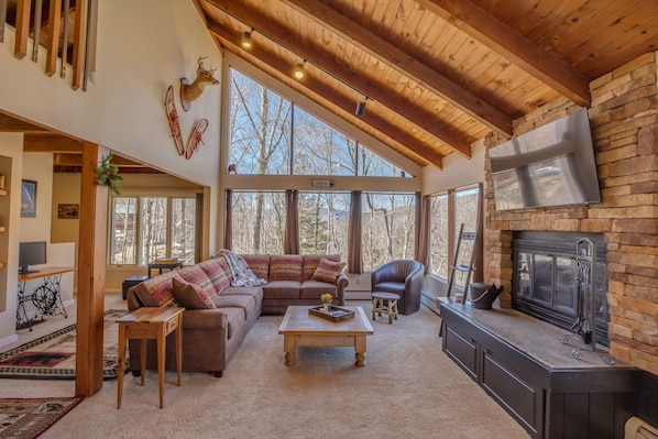 تلفزيون ذكي، مدفأة، مشغل دي في دي، كرة قدم الطاولة