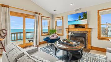 Una Smart TV, una chimenea, un reproductor de DVD, libros