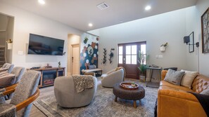 Smart TV, chimenea y monitor de computadora 