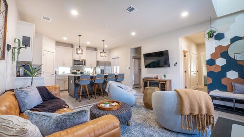 Modern Boerne Rental. 2 Master Suites + 2 Remote Workstations. Near Main Street!