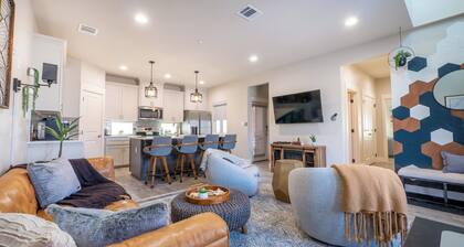 Modern Boerne Rental. 2 Master Suites + 2 Remote Workstations. Near Main Street!