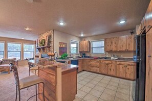 Fridge, microwave, oven, stovetop - Deer View (Ruidoso)