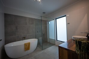 Badewanne, Haartrockner, Handtücher, Seife