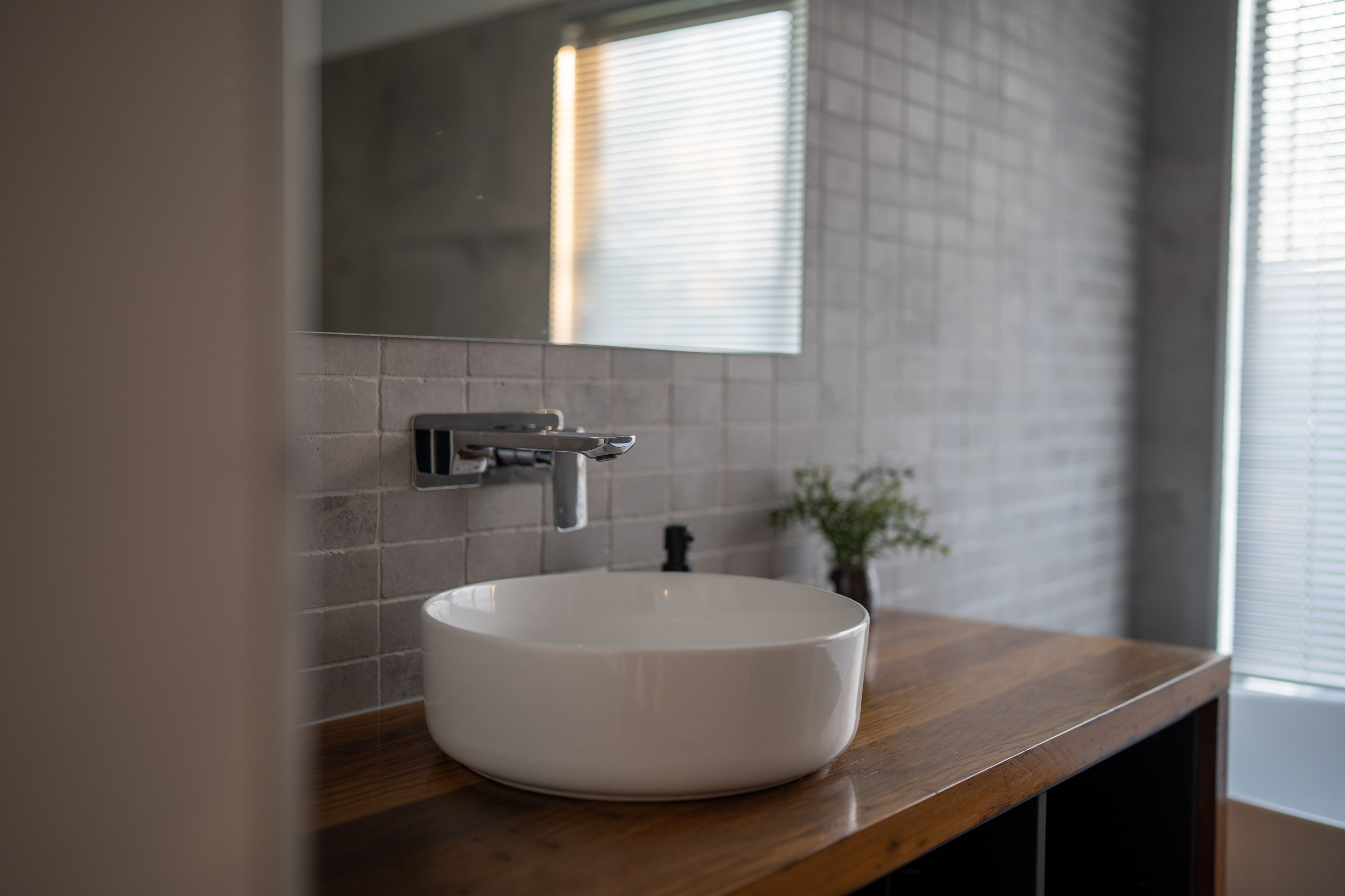 Baignoire, sèche-cheveux, serviettes fournies, savon