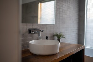 Tina, secadora de cabello, toallas, jabón 