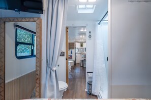 Shower, hair dryer, towels, soap - Only 9 miles to Navarre Beach (Navarre)