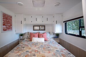 1 غرفة نوم وخزنة داخل الغرفة ومكتب ومكواة/لوح كي