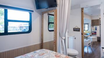 1 間睡房、房內夾萬、書桌、熨斗/熨衫板