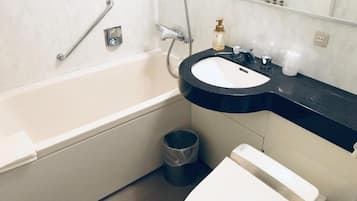 Duschwanne, kostenlose Toilettenartikel, Haartrockner, Hausschuhe