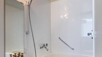 Combined shower/bathtub, free toiletries, hair dryer, slippers