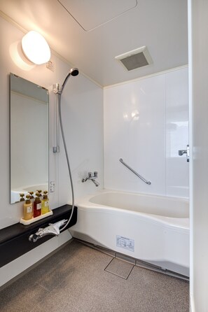 Combined shower/bathtub, free toiletries, hair dryer, slippers - Somerset Ginza East Tokyo (Tokyo)