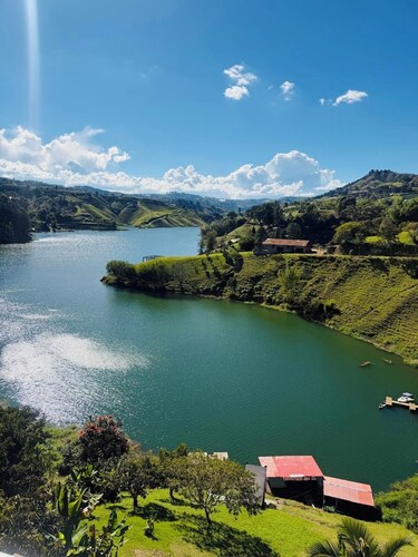 Apartamento con Vista al Lago en Guatapé Ubicación Perfecta y Vistas Únicas