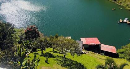 Apartamento con Vista al Lago en Guatapé Ubicación Perfecta y Vistas Únicas