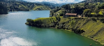 Apartamento con Vista al Lago en Guatapé Ubicación Perfecta y Vistas Únicas