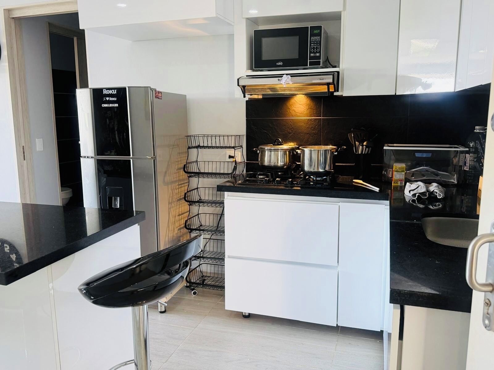 Geladeira, micro-ondas, cooktop, cafeteira/chaleira