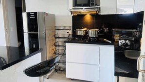 Kaffetrakter/tekoker, kjøleskap, mikrobølgeovn og kokeplater