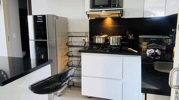 Geladeira, micro-ondas, cooktop, cafeteira/chaleira