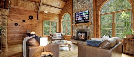 Smart TV, lareira, livros, monitores de computador