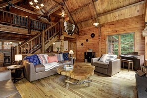 Smart-TV, Kamin, Bücher, Computerbildschirme