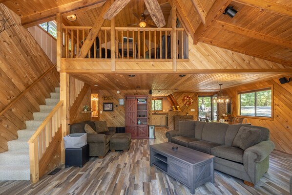 Una televisión, una chimenea