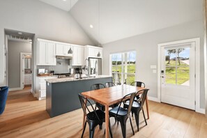 Fridge, microwave, oven, stovetop - Blue Moon PK  4/3 home in Hells Gate, Water Access w POOL & Hot Tub (Strawn)