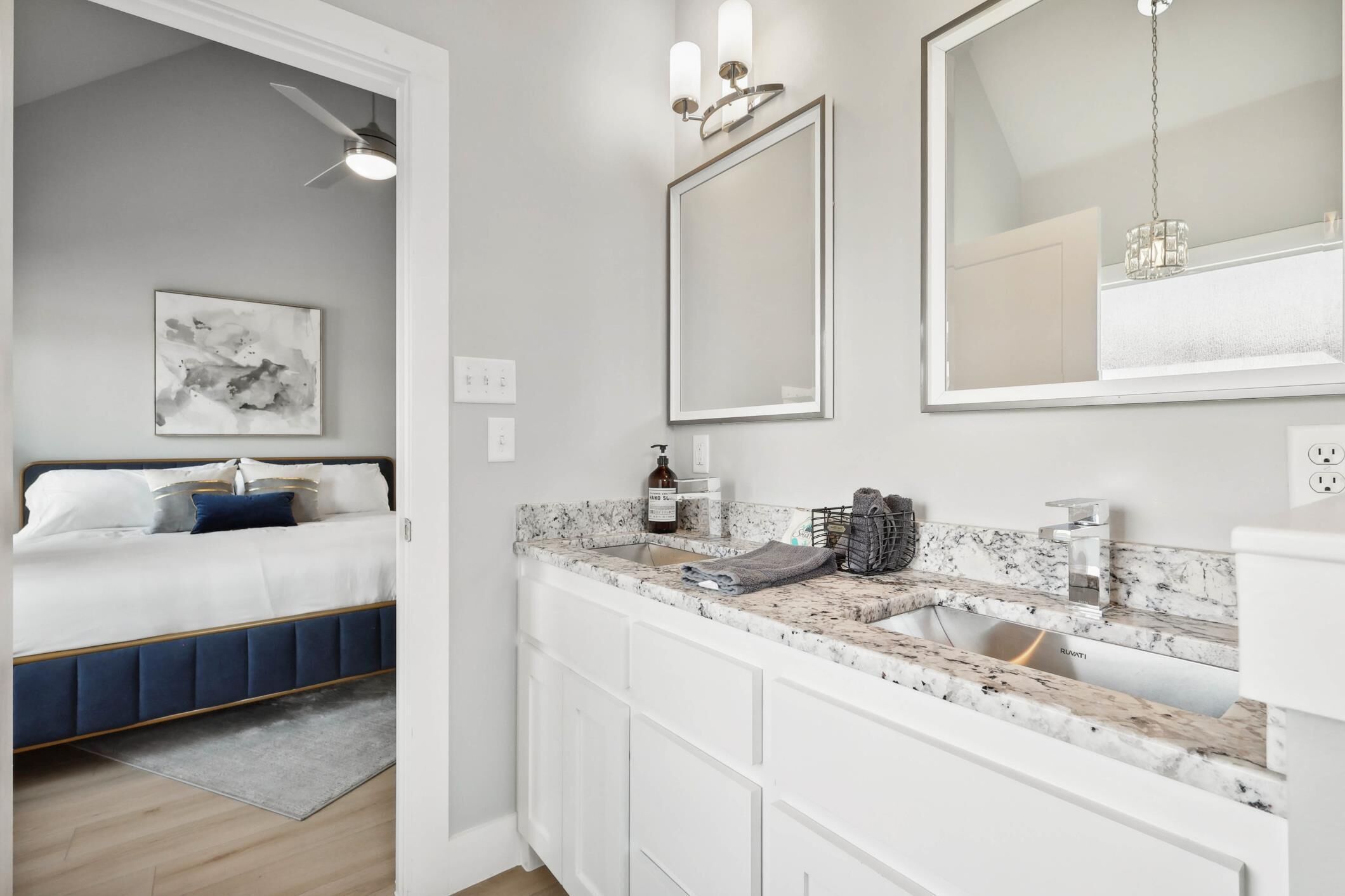 Duschwanne, Whirlpool, Haartrockner, Handtücher