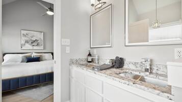 Duschwanne, Whirlpool, Haartrockner, Handtücher