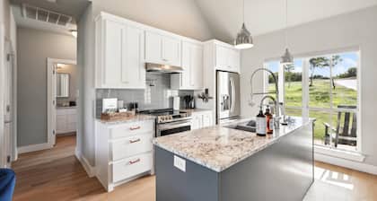 Newly Renovated | Blue Moon PK 4/3 home in Hells Gate, Water Access
