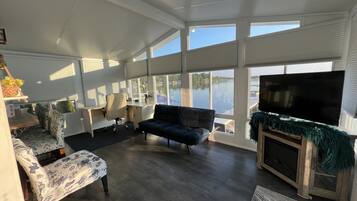 Una Smart TV, una chimenea