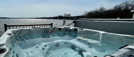 Outdoor spa tub