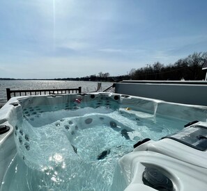 Outdoor spa tub - Spacious 6 bedroom home on a 430 acre all sports lake. (Lake Odessa)