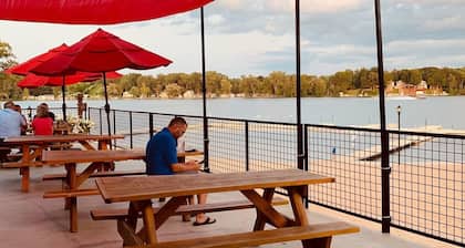 Spacious 6 bedroom home on a 430 acre all sports lake.