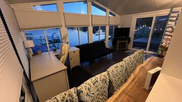 Una Smart TV, una chimenea