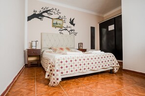 Quarto básico, 1 cama de casal | Individualmente decorados, individualmente mobiliados, escrivaninha
