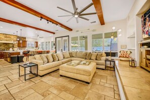 تلفزيون، مدفأة، ستيريو