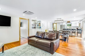 Een televisie, een open haard, boeken en een filmbibliotheek