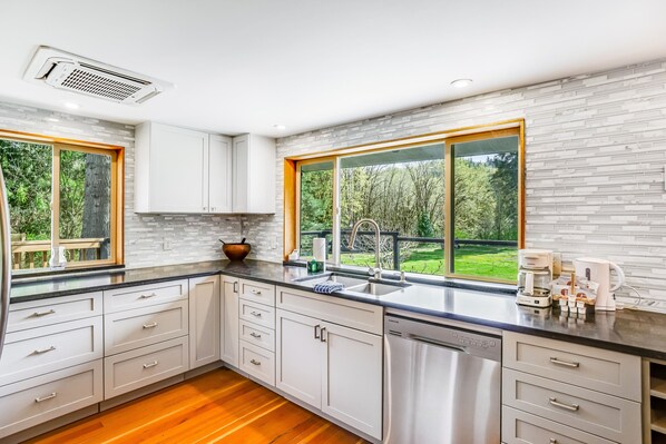 Kjøleskap, mikrobølgeovn, ovn og kokeplater