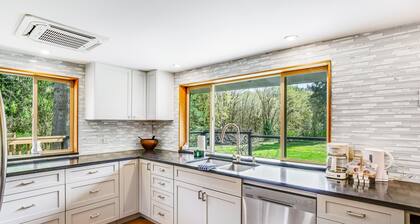 Picturesque home/wedding venue with hot tub, mountain view, WiFi, & Netflix