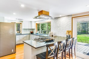 Een koelkast, een magnetron, een oven, een kookplaat