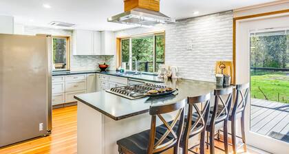 Picturesque home/wedding venue with hot tub, mountain view, WiFi, & Netflix