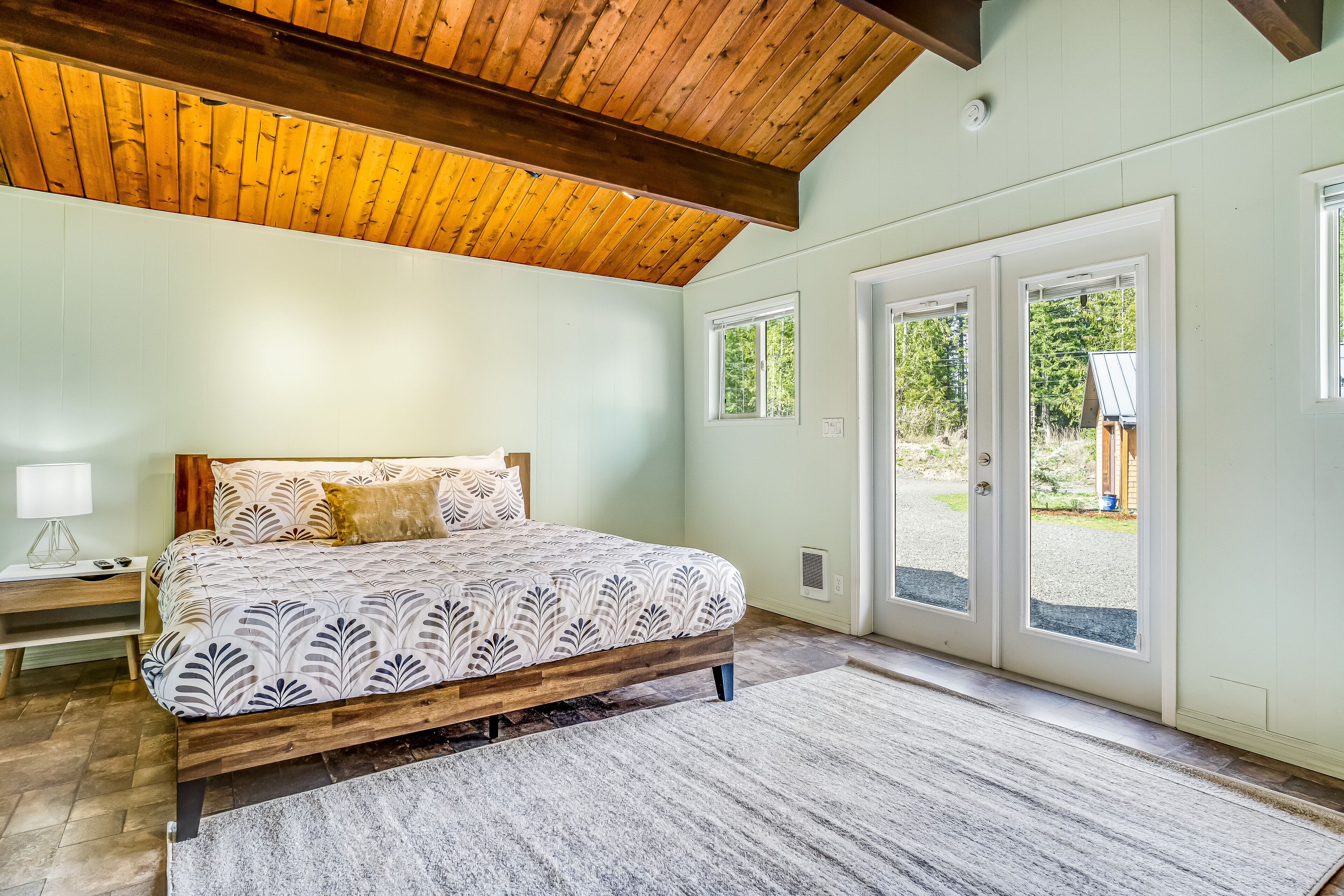 3 bedrooms, iron/ironing board, internet, bed sheets