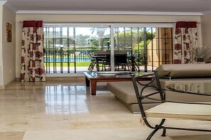 TV, stereo - 2 Bed Apartment Sleeps 4 - Pool Access - Garden (Marbella)