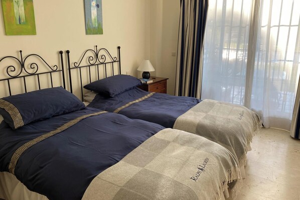 2 chambres, fer et planche à repasser, Wi-Fi, draps fournis