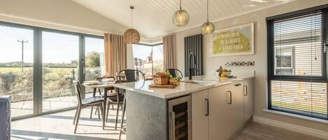 冷蔵庫、電子レンジ、食器洗い機、コーヒー / ティーメーカー