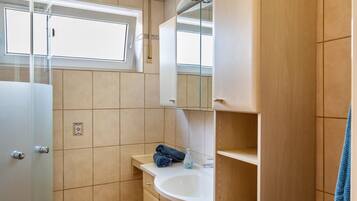 Ducha, secador de pelo y toallas