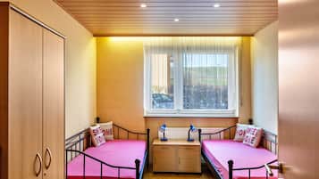 2 quartos, ferros/tábuas de passar roupa, Wi-Fi de cortesia