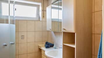 Chuveiro, secador de cabelo, toalhas de banho